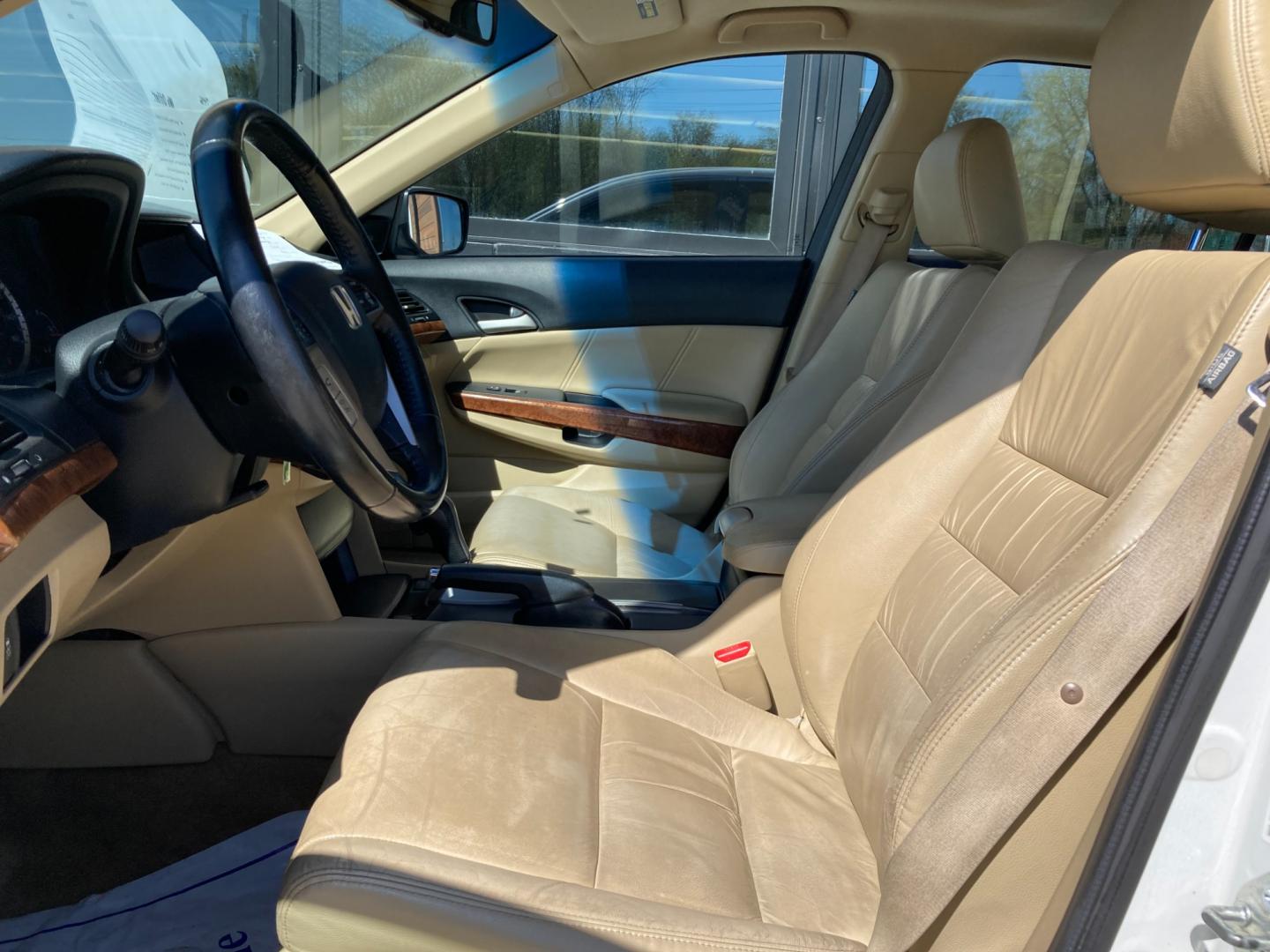 2011 Taffeta White Honda Accord EX-L V-6 Sedan AT (5KBCP3F8XBB) with an 3.5L V6 SOHC 24V engine, 5-Speed Automatic transmission, located at 1800 South Ihm Blvd, Freeport, IL, 61032, (815) 232-5543, 42.278645, -89.607994 - Accord EX-L 4D Sedan V6 - Photo#5